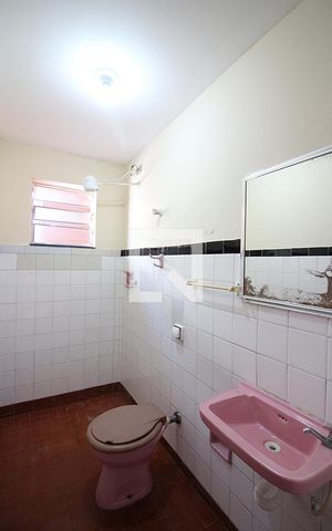 Casa para alugar com 350m², 2 quartos e 4 vagasBanheiro de serviço