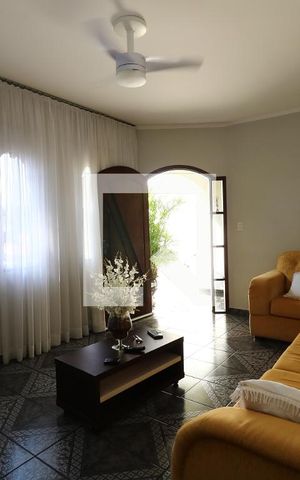 Casa à venda com 258m², 4 quartos e 5 vagasSala