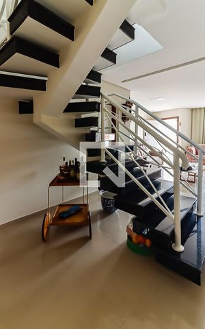 Casa para alugar com 170m², 3 quartos e 8 vagasEscada
