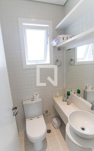 Casa de condomínio à venda com 700m², 4 quartos e 6 vagas Casa de condomínio à venda com 700m², 4 quartos e 6 vagasBanheiro da Piscina