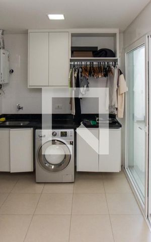 Casa de condomínio à venda com 700m², 4 quartos e 6 vagas Casa de condomínio à venda com 700m², 4 quartos e 6 vagasÁrea de Serviço