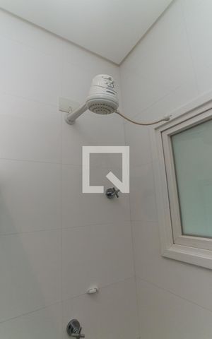 Casa de condomínio à venda com 700m², 4 quartos e 6 vagas Casa de condomínio à venda com 700m², 4 quartos e 6 vagasBanheiro de Serviço