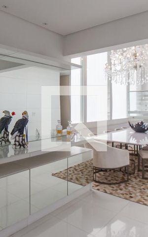Casa de condomínio à venda com 700m², 4 quartos e 6 vagas Casa de condomínio à venda com 700m², 4 quartos e 6 vagasSala de Jantar