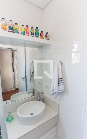Casa de condomínio à venda com 700m², 4 quartos e 6 vagas Casa de condomínio à venda com 700m², 4 quartos e 6 vagasBanheiro da Suíte 2