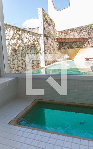 Casa de condomínio à venda com 700m², 4 quartos e 6 vagas Casa de condomínio à venda com 700m², 4 quartos e 6 vagasSauna
