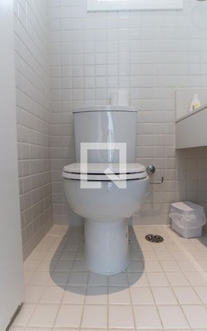 Casa de condomínio à venda com 700m², 4 quartos e 6 vagas Casa de condomínio à venda com 700m², 4 quartos e 6 vagasBanheiro da Piscina
