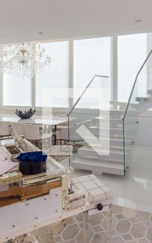 Casa de condomínio à venda com 700m², 4 quartos e 6 vagas Casa de condomínio à venda com 700m², 4 quartos e 6 vagasSala de Estar
