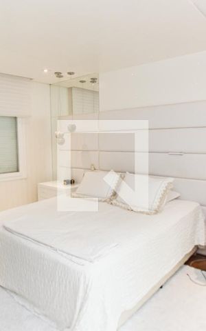 Casa de condomínio à venda com 700m², 4 quartos e 6 vagas Casa de condomínio à venda com 700m², 4 quartos e 6 vagasSuíte 1