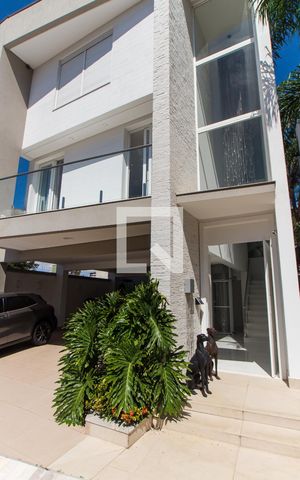 Casa de condomínio à venda com 700m², 4 quartos e 6 vagas Casa de condomínio à venda com 700m², 4 quartos e 6 vagasEntrada