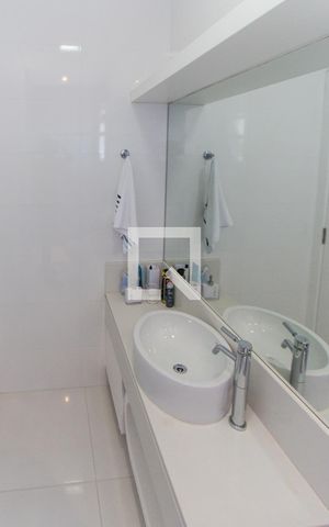 Casa de condomínio à venda com 700m², 4 quartos e 6 vagas Casa de condomínio à venda com 700m², 4 quartos e 6 vagasBanheiro da Suíte 4