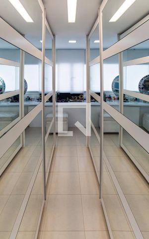 Casa de condomínio à venda com 700m², 4 quartos e 6 vagas Casa de condomínio à venda com 700m², 4 quartos e 6 vagasCloset
