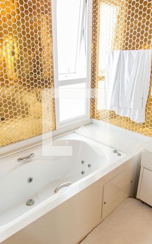 Casa de condomínio à venda com 700m², 4 quartos e 6 vagas Casa de condomínio à venda com 700m², 4 quartos e 6 vagasBanheiro da Suíte 1