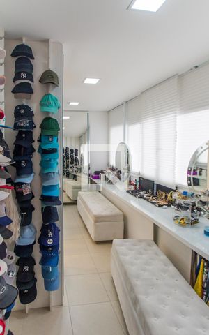 Casa de condomínio à venda com 700m², 4 quartos e 6 vagas Casa de condomínio à venda com 700m², 4 quartos e 6 vagasCloset