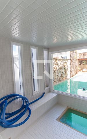 Casa de condomínio à venda com 700m², 4 quartos e 6 vagas Casa de condomínio à venda com 700m², 4 quartos e 6 vagasSauna