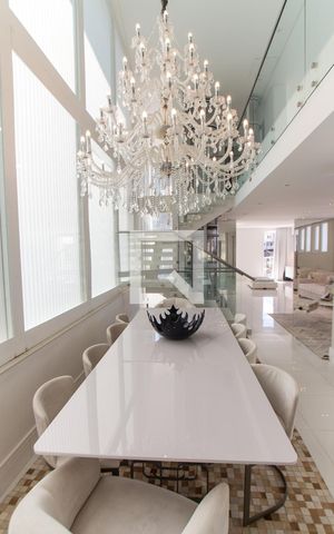 Casa de condomínio à venda com 700m², 4 quartos e 6 vagas Casa de condomínio à venda com 700m², 4 quartos e 6 vagasSala de Jantar
