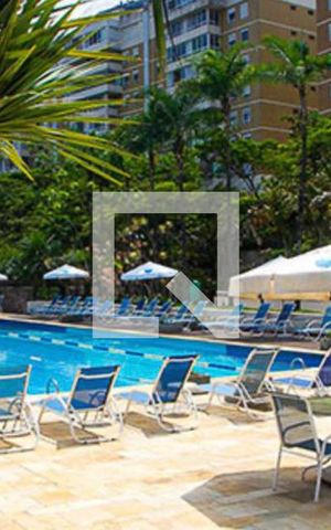 Apartamento à venda com 130m², 3 quartos e 3 vagas Apartamento à venda com 130m², 3 quartos e 3 vagasÁrea comum - Piscina
