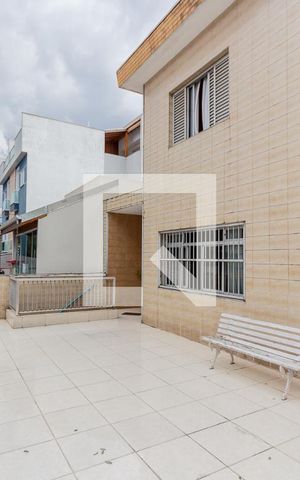 Casa à venda com 262m², 5 quartos e 3 vagas Casa à venda com 262m², 5 quartos e 3 vagasVaranda