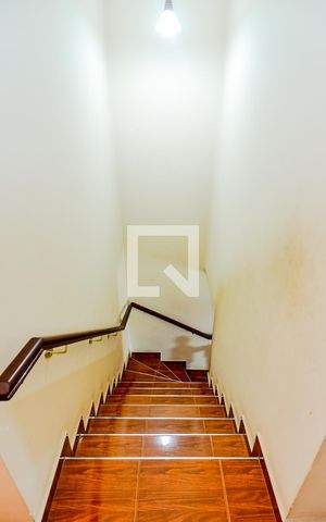 Casa para alugar com 280m², 4 quartos e 4 vagasEscada Sala/Quartos 