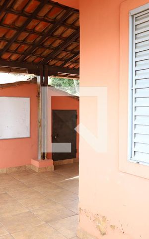 Casa à venda com 208m², 4 quartos e 7 vagas Casa à venda com 208m², 4 quartos e 7 vagasSacada