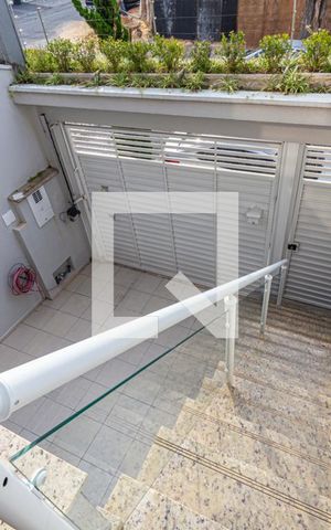 Casa à venda com 225m², 2 quartos e 3 vagas Casa à venda com 225m², 2 quartos e 3 vagasFrente do Imóvel