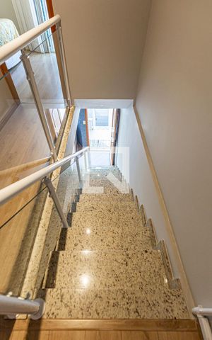 Casa à venda com 225m², 2 quartos e 3 vagas Casa à venda com 225m², 2 quartos e 3 vagasEscada Dormitórios