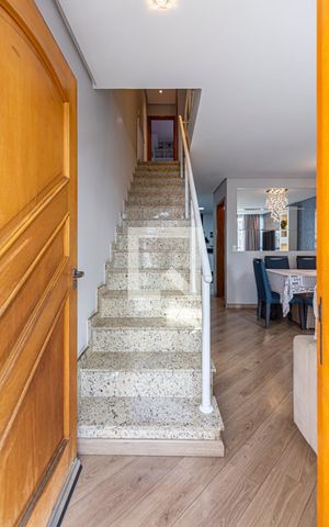 Casa à venda com 225m², 2 quartos e 3 vagas Casa à venda com 225m², 2 quartos e 3 vagasEscada Dormitórios