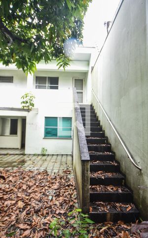 Casa à venda com 276m², 5 quartos e 5 vagasEscada