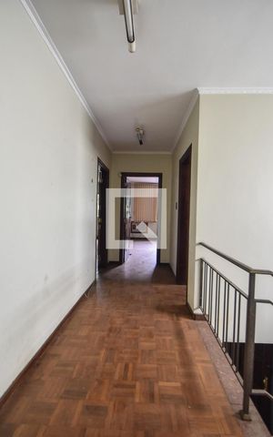 Casa à venda com 276m², 5 quartos e 5 vagasCorredor