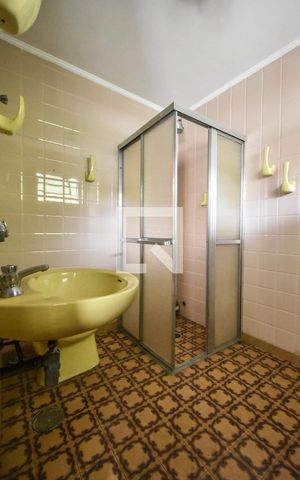 Casa à venda com 276m², 5 quartos e 5 vagasBanheiro 02 Edícula de Serviços Superior