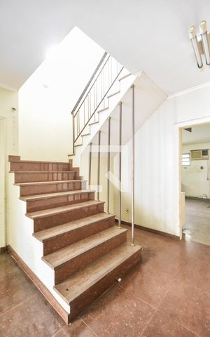 Casa à venda com 276m², 5 quartos e 5 vagasEscada