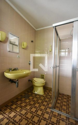 Casa à venda com 276m², 5 quartos e 5 vagasBanheiro 02 Edícula de Serviços Superior