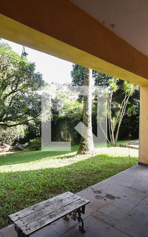 Casa à venda com 1m², 4 quartos e 2 vagas Casa à venda com 1m², 4 quartos e 2 vagasVaranda