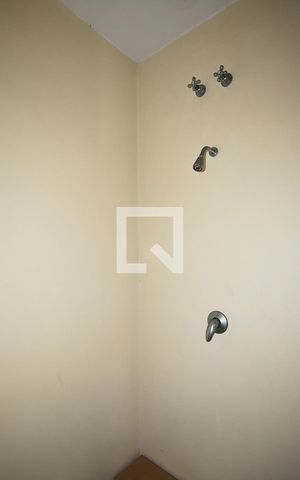 Casa à venda com 1m², 4 quartos e 2 vagas Casa à venda com 1m², 4 quartos e 2 vagasChuveiro do banheiro da suíte 1