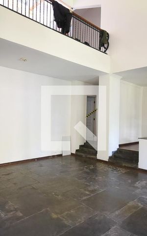 Casa à venda com 1m², 4 quartos e 2 vagas Casa à venda com 1m², 4 quartos e 2 vagasSala