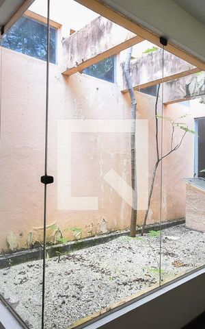 Casa à venda com 1m², 4 quartos e 2 vagas Casa à venda com 1m², 4 quartos e 2 vagasHall de entrada