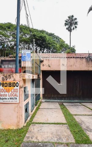 Casa à venda com 1m², 4 quartos e 2 vagas Casa à venda com 1m², 4 quartos e 2 vagasFachada