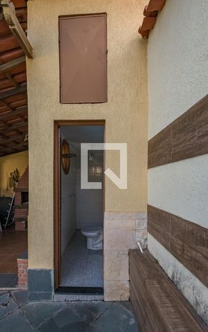 Casa à venda com 232m², 3 quartos e 5 vagas Casa à venda com 232m², 3 quartos e 5 vagasBanheiro Social 2