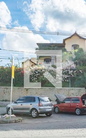 Casa à venda com 232m², 3 quartos e 5 vagas Casa à venda com 232m², 3 quartos e 5 vagasFachada