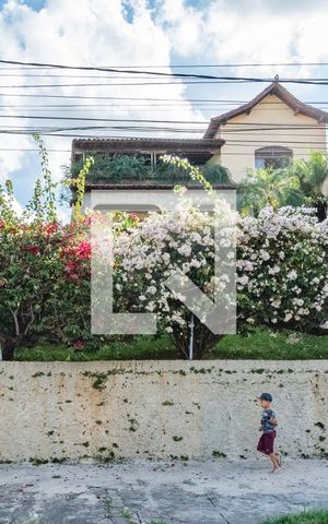 Casa à venda com 232m², 3 quartos e 5 vagas Casa à venda com 232m², 3 quartos e 5 vagasFachada