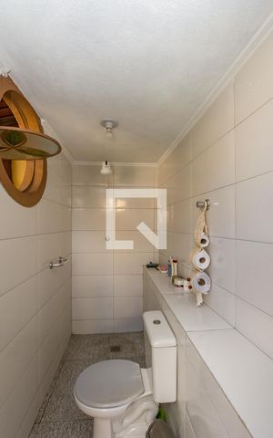 Casa à venda com 232m², 3 quartos e 5 vagas Casa à venda com 232m², 3 quartos e 5 vagasBanheiro Social 2