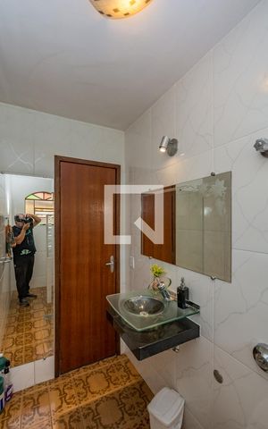 Casa à venda com 232m², 3 quartos e 5 vagas Casa à venda com 232m², 3 quartos e 5 vagasBanheiro Social