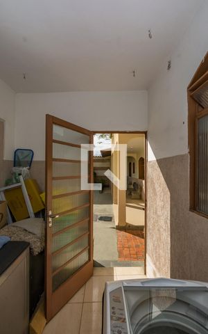 Casa à venda com 232m², 3 quartos e 5 vagas Casa à venda com 232m², 3 quartos e 5 vagasÁrea de Serviço