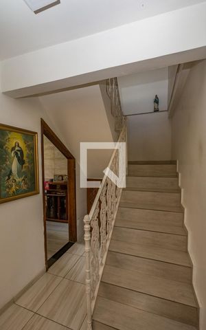 Casa à venda com 232m², 3 quartos e 5 vagas Casa à venda com 232m², 3 quartos e 5 vagasEscada