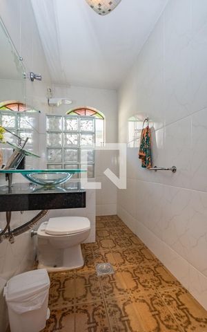 Casa à venda com 232m², 3 quartos e 5 vagas Casa à venda com 232m², 3 quartos e 5 vagasBanheiro Social