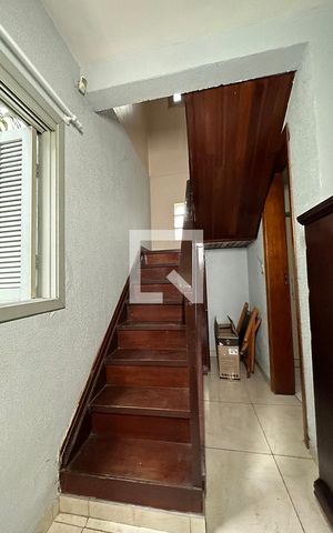 Casa à venda com 240m², 2 quartos e 2 vagasEscada