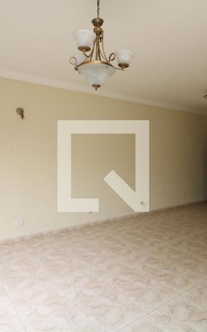 Casa para alugar com 134m², 4 quartos e 2 vagasSala