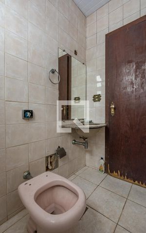 Casa à venda com 335m², 4 quartos e 4 vagas Casa à venda com 335m², 4 quartos e 4 vagasBanheiro Social 2