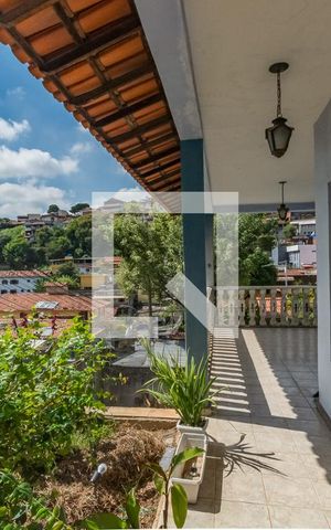 Casa à venda com 335m², 4 quartos e 4 vagas Casa à venda com 335m², 4 quartos e 4 vagasVaranda da Sala