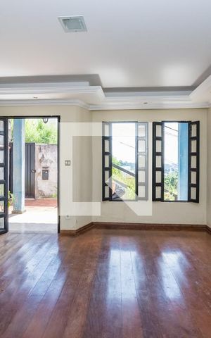 Casa à venda com 335m², 4 quartos e 4 vagas Casa à venda com 335m², 4 quartos e 4 vagasSala