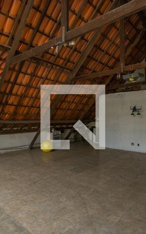 Casa à venda com 335m², 4 quartos e 4 vagas Casa à venda com 335m², 4 quartos e 4 vagasVaranda